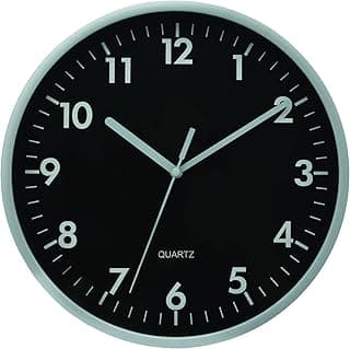 Relógio de parede preto Quartz, 25cm, com números brancos e borda prateada.