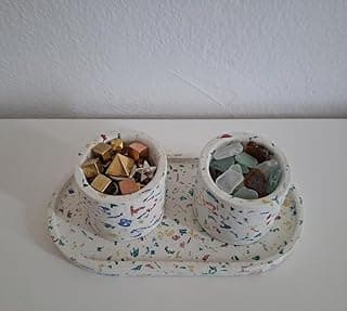 Kit decorativo com bandeja oval e dois vasos cachepots para banheiro