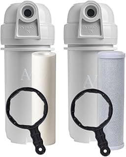 Filtros para caixa d'água, kit com 2 unidades, um de polipropileno e um de carvão ativado, ambos brancos com detalhes em cinza.