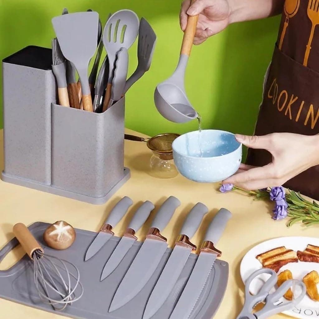 Kit Completo Jogo de Cozinha Luxo 19 Peças Com Tábua em Silicone Cabo Madeira Conjunto Completo Espátula Concha Colher Jogo Suporte Faca Antiaderente Tabua Tesoura Faqueiro PREMIUM (Cinza)