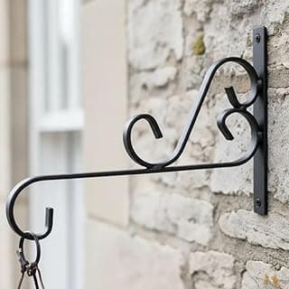 Suporte de ferro preto para pendurar plantas, ideal para jardim.