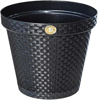 Vaso redondo 36L rattan preto Arqplast com textura entrelaçada e logo dourado