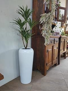 Vaso de fibra de vidro vitrificado estilo vietnamita branco com planta, ao lado de móvel de madeira