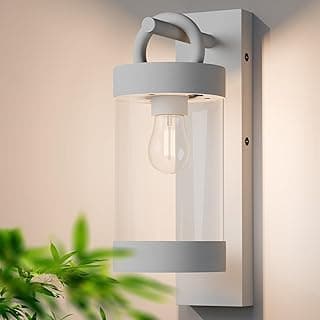 Luminária de parede externa branca com cúpula transparente e base E26, iluminada com luz amarela.