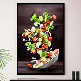 Quadro decorativo de salada de legumes variados em prato branco, fundo escuro.