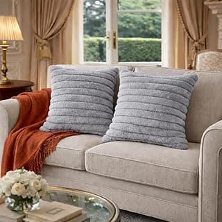 Kit de almofadas decorativas cinza claro para sofá em um ambiente de sala com uma janela aberta