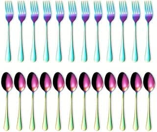 Garfos e colheres de aço inoxidável iridescentes, 12 de cada, com cabos coloridos, dispostos em um fundo branco.