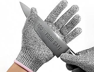 Luvas de proteção resistentes ao corte para cozinha, segurando uma faca com a inscrição '100% FOOD SAFE'.