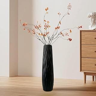 Vaso de chão preto moderno com flores vermelhas em uma decoração de interiores.