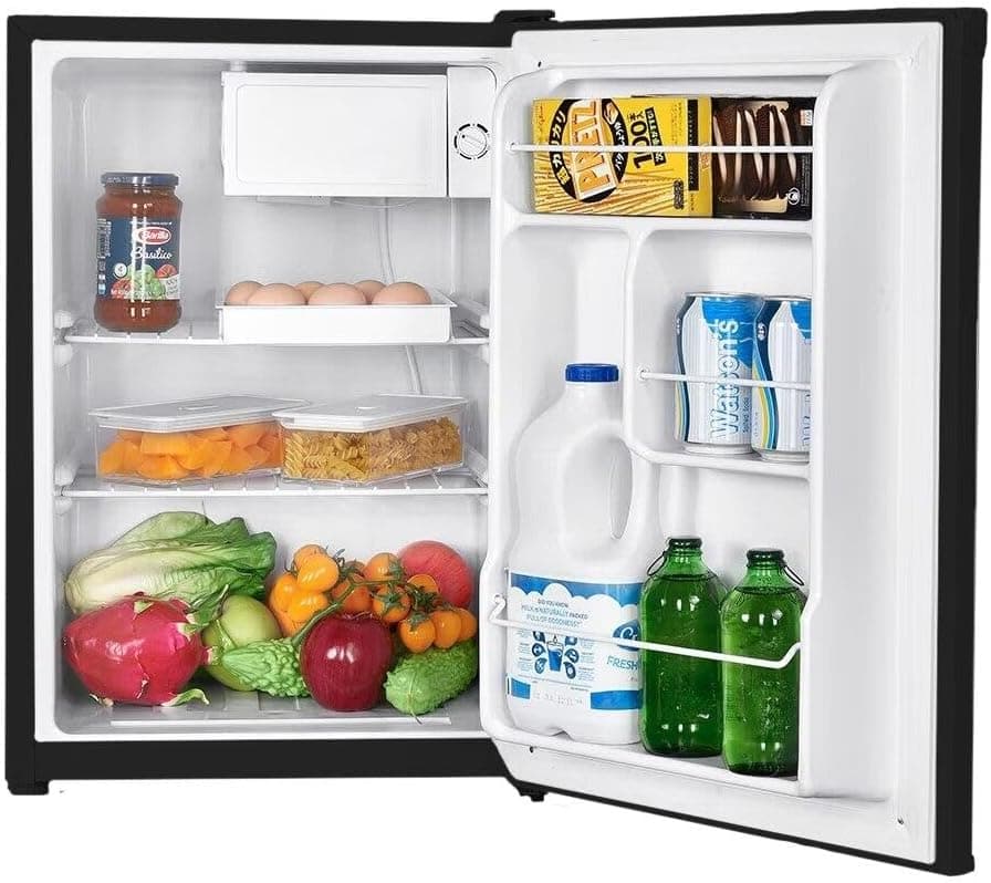 Frigobar EOS EFB83P 71L Preto 220V aberto com alimentos e bebidas dentro.