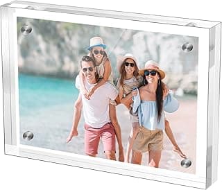 Porta-retrato pequeno de acrílico transparente com moldura branca, exibindo uma foto de uma família na praia.