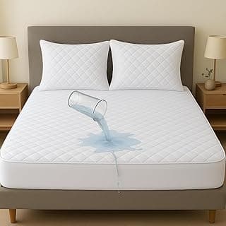 Capa protetora impermeável branca matelassê para colchão de casal com travesseiros, demonstrando resistência à água