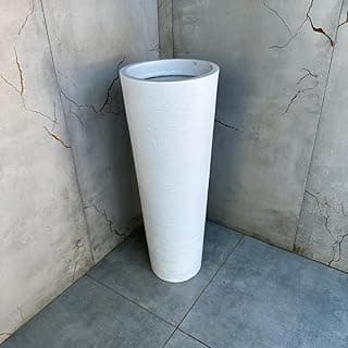 Vaso decorativo branco marmoreado para planta em um banheiro