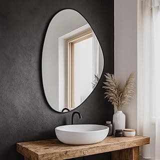 Espelho decorativo grande oval preto montado na parede acima da pia