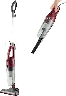 Aspirador de pó vertical vermelho e cinza com filtro transparente, segurado por uma mão contra fundo branco.