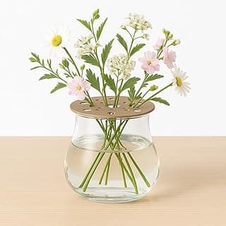 Vaso sueco de vidro com tampa metálica, design escandinavo, flores brancas e rosas.