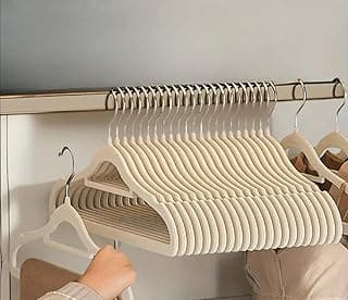 Cabide De Veludo Beje Adulto Ultrafino Slin Antideslizante Kit com 30 Un.Cabides 360°Graus Para Roupas Casacos Camiseta Calça Reforçado Economia De Espaços CSCABIDES