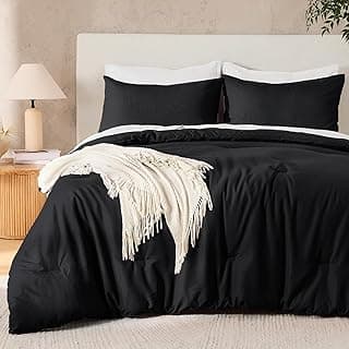 Conjunto de edredom preto queen com travesseiros e manta na cama
