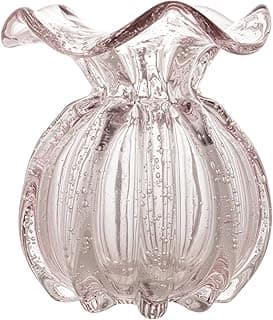 Vaso de vidro rosa claro com detalhes em relevo, bolhas de ar, forma única, base arredondada, abertura em tulipa, fundo branco.