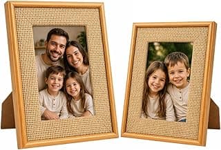 Kit de dois porta retratos de madeira com acabamento em juta, tamanhos 10x15cm e 15x20cm.