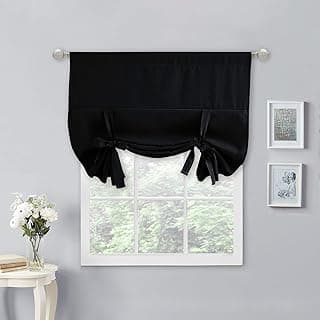 Cortina preta de blackout para janela com laço superior e suporte de metal, vista de uma janela com área verde, mesa com flor e livros.