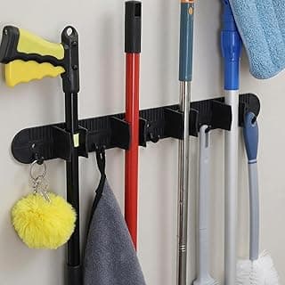 Suporte de parede para vassouras e rodos com 9 acessórios, incluindo vassouras e esfregões, em fundo branco.