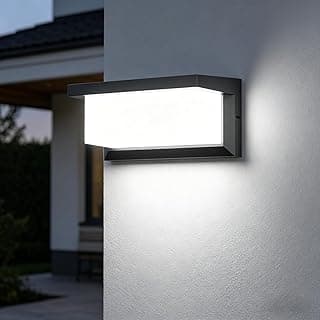 Luminária de parede LED externa preta e branca iluminando uma parede de casa