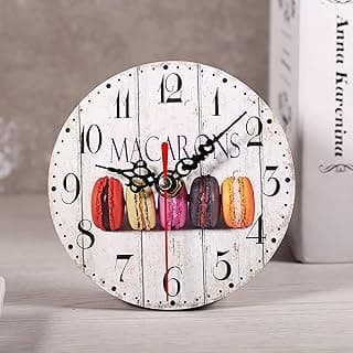Relógio de parede redondo vintage com design de macarons, números pretos e texto 'MACARONS'.