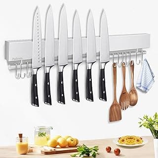 Suporte magnético para facas com 10 ganchos, montado na parede com facas e utensílios de cozinha ao fundo