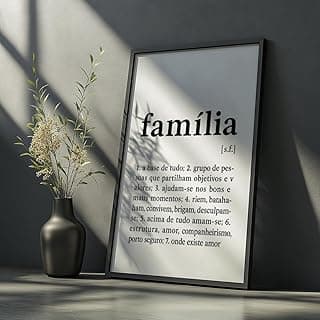 Quadro decorativo definição família com moldura, frase em tipografia moderna, luz refletida na parede, vaso preto com planta.