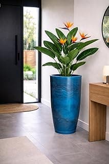 Vaso grande azul petróleo polietileno com acabamento marmorizado e planta com flores amarelas