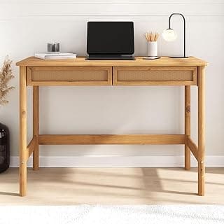 Mesa de escritório IDIMEX com 2 gavetas em palha natural, cor Freijó, contra parede branca, com laptop, lâmpada e livros
