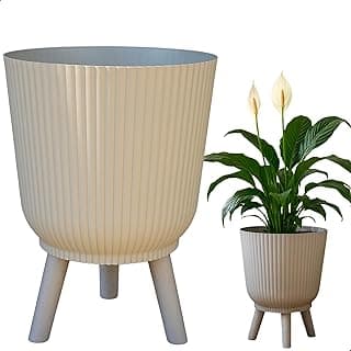 Cachepot Talin 14,5L cinza com tripé e planta em primeiro plano