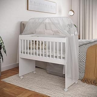 Berço branco com colchão e suporte para mosquiteiro em um quarto