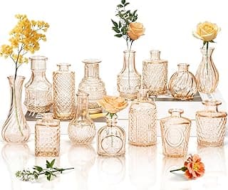 Conjunto de 14 vasos de vidro dourado âmbar transparente com botões, contendo flores amarelas e rosa.