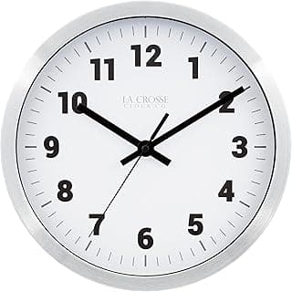 Relógio de parede analógico La Crosse Technology com mostrador branco e borda prateada.