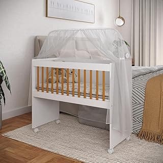 Mini berço branco e marrom com colchão e suporte para mosquiteiro