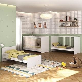 Quarto infantil com berço branco e cama de solteiro, colchão amarelo, paredes verdes com padrões de quadrados.