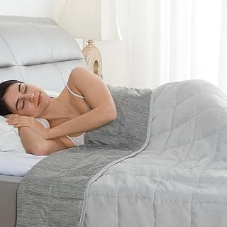 Mulher dormindo com cobertor ponderado de microfibra com contas de cerâmica cinza Drewin