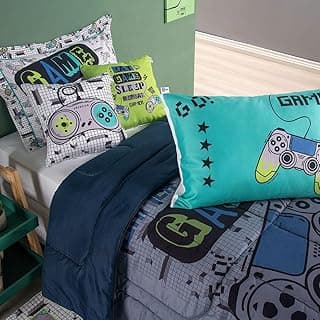 Kit de edredom infantil com estampa de jogos eletrônicos, três almofadas com designs de controles de jogos, almofada verde com texto 'SLEEP' e almofada azul com controle de jogo e texto 'GAME'.