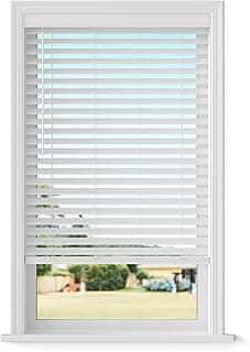 Persiana veneziana branca de 2,5 polegadas para janela, com lâminas finas e horizontais, material sintético.