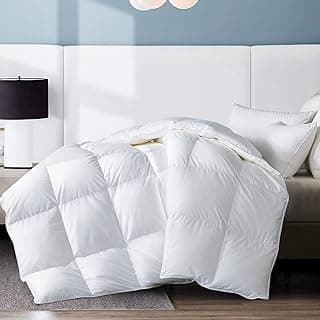 Edredão king size branco WhatsBedding, cheio de penas e plumas, enchimento macio, fundo azul claro.