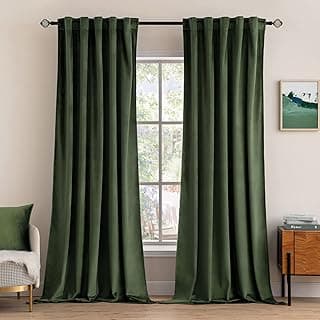 Cortinas de veludo verde-oliva penduradas em uma janela com vista para a paisagem externa, sala de estar.