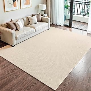 Tapete grande cru para sala de estar com padrão texturizado, em uma sala com piso de madeira e parede branca.