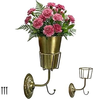 Vaso de parede dourado com flores rosa, decoração elegante para interiores e exteriores.