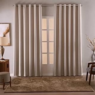Cortina blackout de tecido corta-luz, cor palha, pendurada em um trilho, ideal para salas, quartos e escritórios.