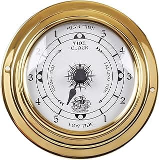 Relógio de parede náutico com mostrador branco e moldura dourada, indicando marés.