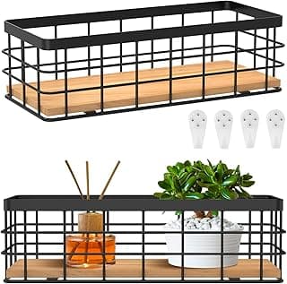 Duas cestas de armazenamento de metal preto com base de madeira, prateleiras e itens decorativos