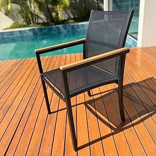 Cadeira de jantar preta com tela e braços de madeira para área externa gourmet