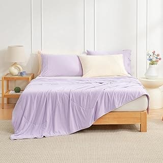 Edredom roxo refrescante para cama king size, macio e leve, em um quarto com decoração minimalista.